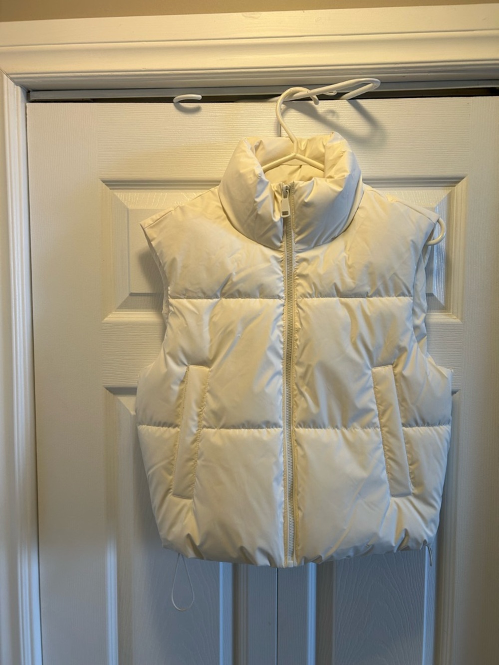 Women’s Puffer Vest - White Sleeveless Jacket